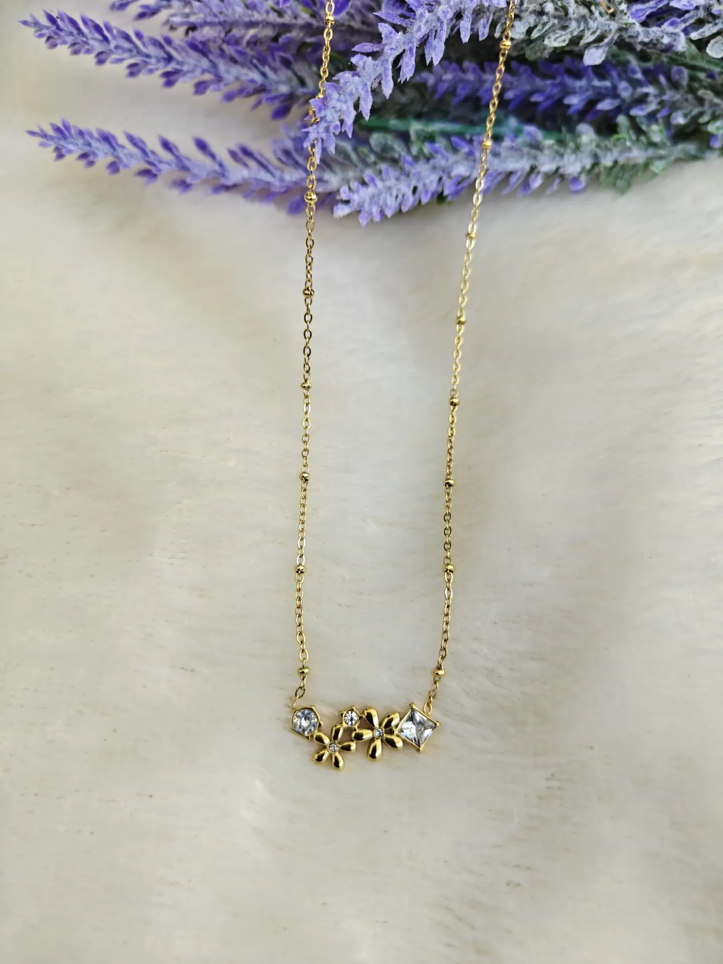 [AM-NL-00000157] Flowers and Stones - White Pendant