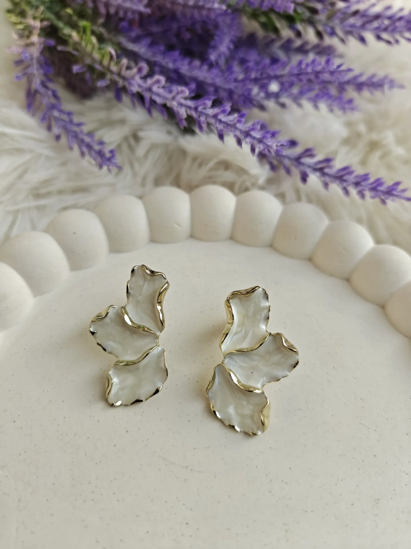[AM-ER-00000188] Petal elegance Earrings White