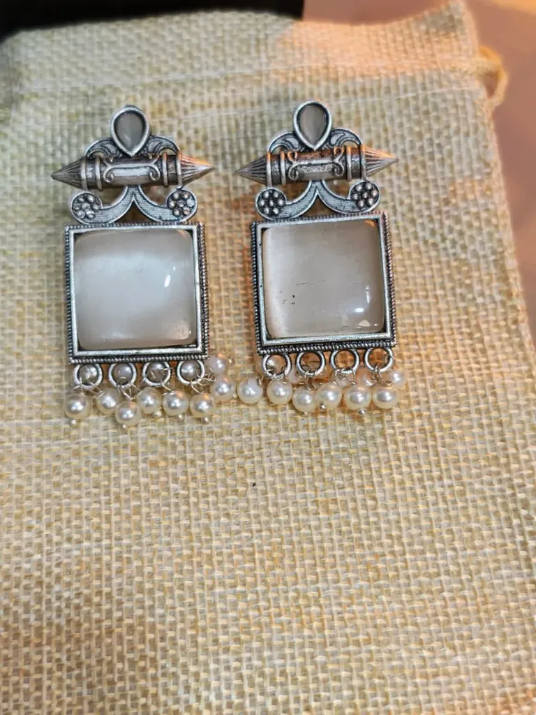 [AM-ER-0000061] Antique Royal Heritage Earrings - Milky White